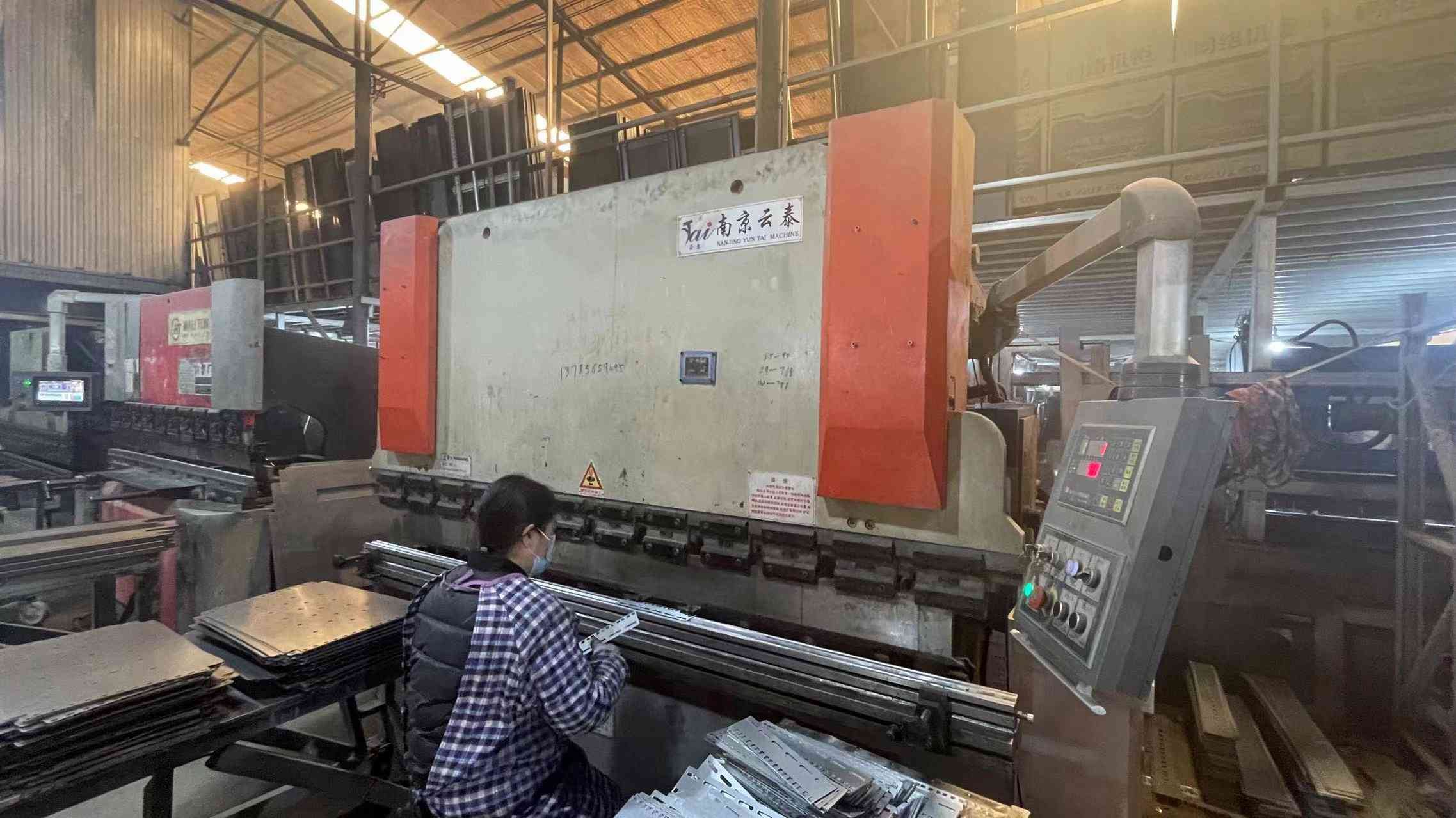 Operator forming sheet metal on a bending machine
